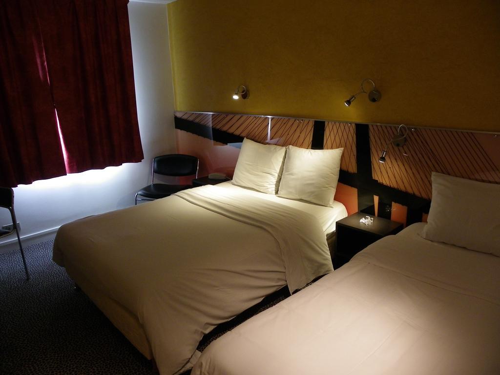 Hotel Logitel Saint-Doulchard Bagian luar foto