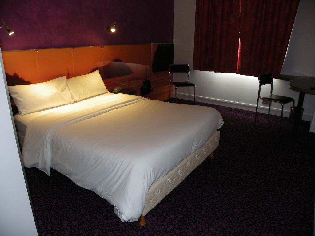 Hotel Logitel Saint-Doulchard Ruang foto